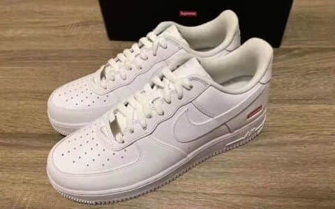 空军最新联名款 Supreme x AF1 Low 实物首次曝光！看完这设计你最想说什么？货号：CU9225-100（白）/ CU9225-001（黑）