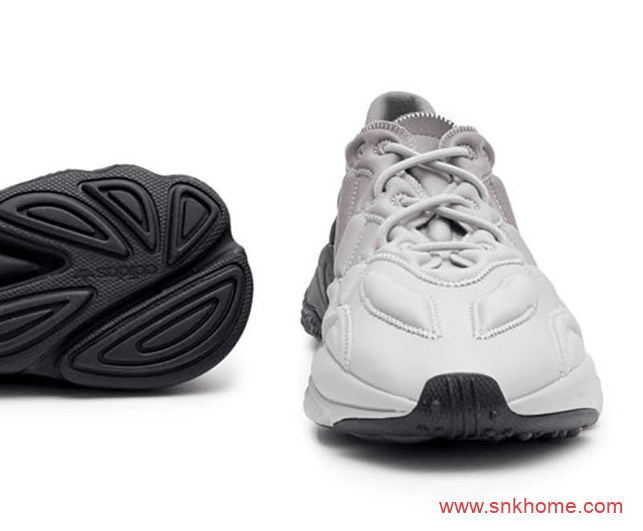 眼前一亮的造型adidas 科幻跑鞋 阿迪达斯黑灰渐变老爹鞋