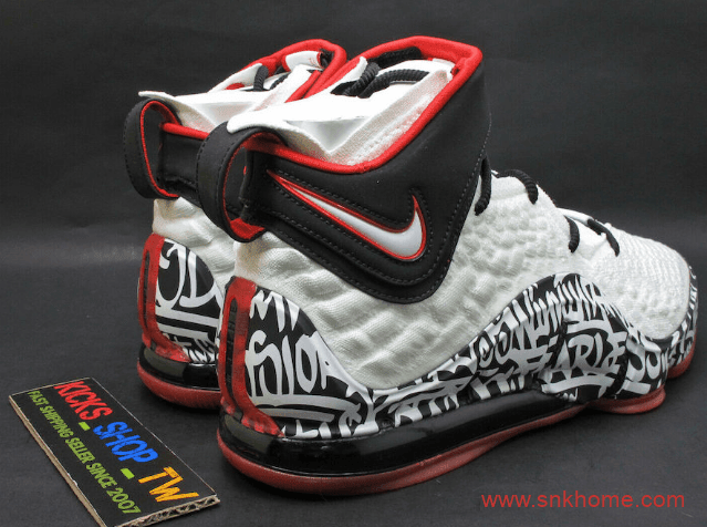 Nike LeBron 17 “Graffiti” 詹姆斯十七代涂鸦实战篮球鞋 货号：CT6052-100