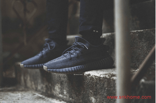 黑生胶亚洲地区本周补货 Yeezy 350 V2 “Cinder” 黑生胶 货号：FY2903