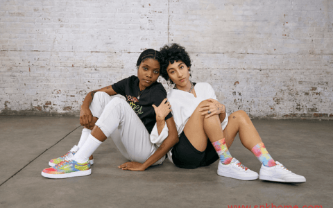 Reebok Pride Month 系列已经发售 锐步拖鞋 锐步All Types of Love锐步彩虹鞋身