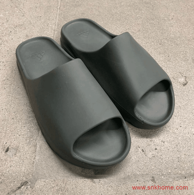 Yeezy Slide两款新配色即将发售 椰子正品拖鞋 椰子亲子款拖鞋