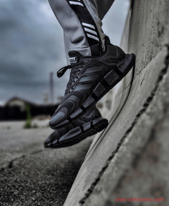 adidas Climacool Vento “Triple Black” 阿迪达斯清风系列毛毛虫跑鞋黑武士 货号：FX7841