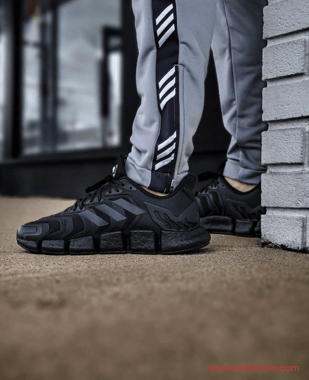 adidas Climacool Vento “Triple Black” 阿迪达斯清风系列毛毛虫跑鞋黑武士 货号：FX7841