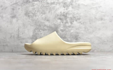 椰子拖鞋骨白配色 adidas Originals Yeezy Slide “Bone”正品椰子拖鞋 货号：FW6345