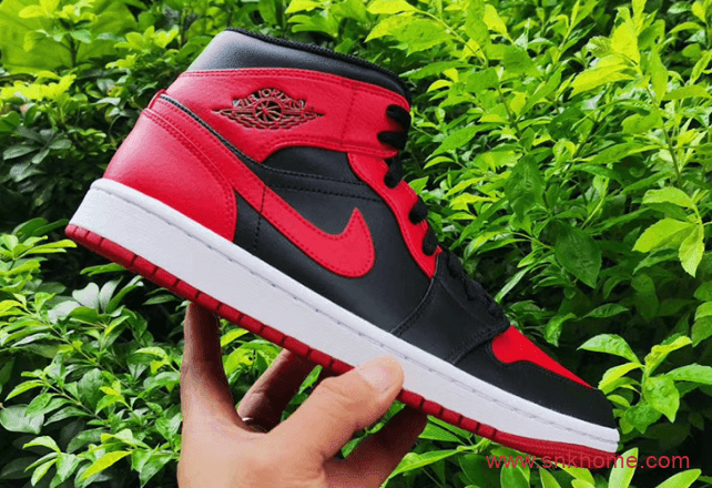 5K天价AJ1黑红高帮的替代品 Air Jordan 1 Mid “Bred”中帮黑红很难抢