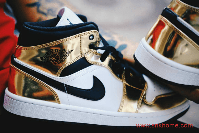 液态金属质感AJ1中帮白金脚趾 Air Jordan 1 Mid SE “Metallic Gold”酷似伦纳德配色 货号：DC1419-700