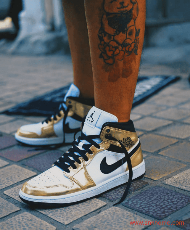 液态金属质感AJ1中帮白金脚趾 Air Jordan 1 Mid SE “Metallic Gold”酷似伦纳德配色 货号：DC1419-700