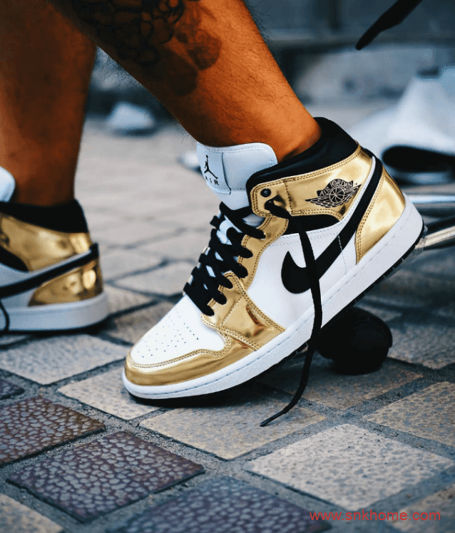 液态金属质感AJ1中帮白金脚趾 Air Jordan 1 Mid SE “Metallic Gold”酷似伦纳德配色 货号：DC1419-700