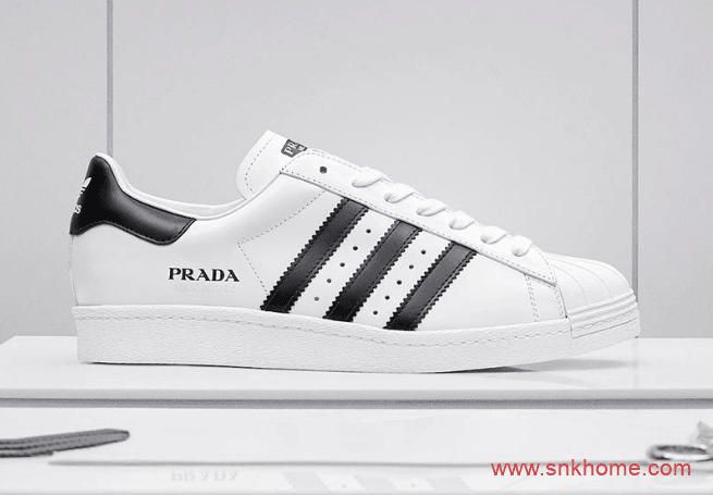 阿迪达斯贝壳头普拉达联名 PRADA x adidas Superstar “Core Black” 贝壳头黑色白色板鞋 货号：FW6679