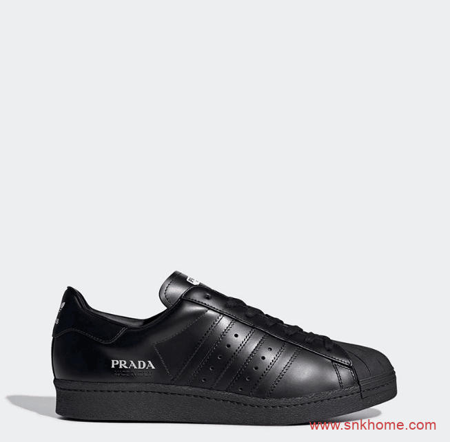 阿迪达斯贝壳头普拉达联名 PRADA x adidas Superstar “Core Black” 贝壳头黑色白色板鞋 货号：FW6679