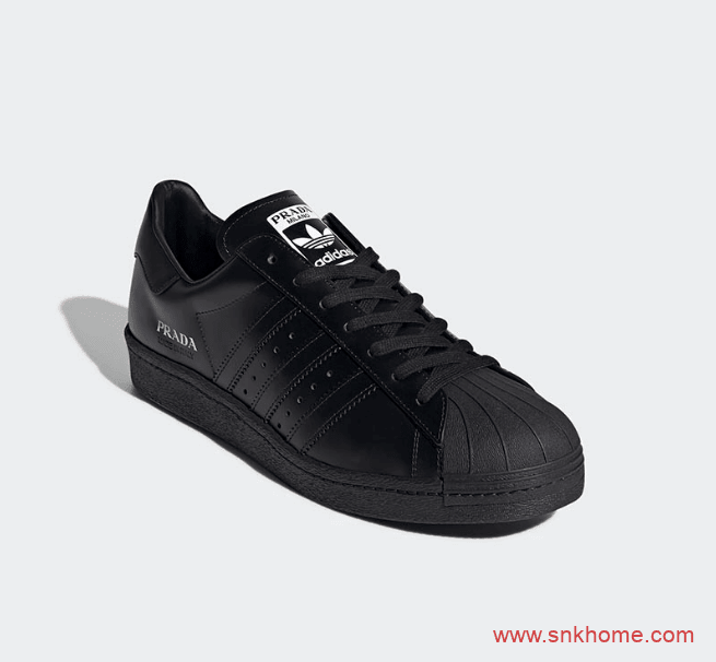 阿迪达斯贝壳头普拉达联名 PRADA x adidas Superstar “Core Black” 贝壳头黑色白色板鞋 货号：FW6679