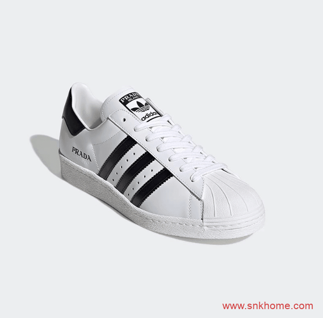 阿迪达斯贝壳头普拉达联名 PRADA x adidas Superstar “Core Black” 贝壳头黑色白色板鞋 货号：FW6679