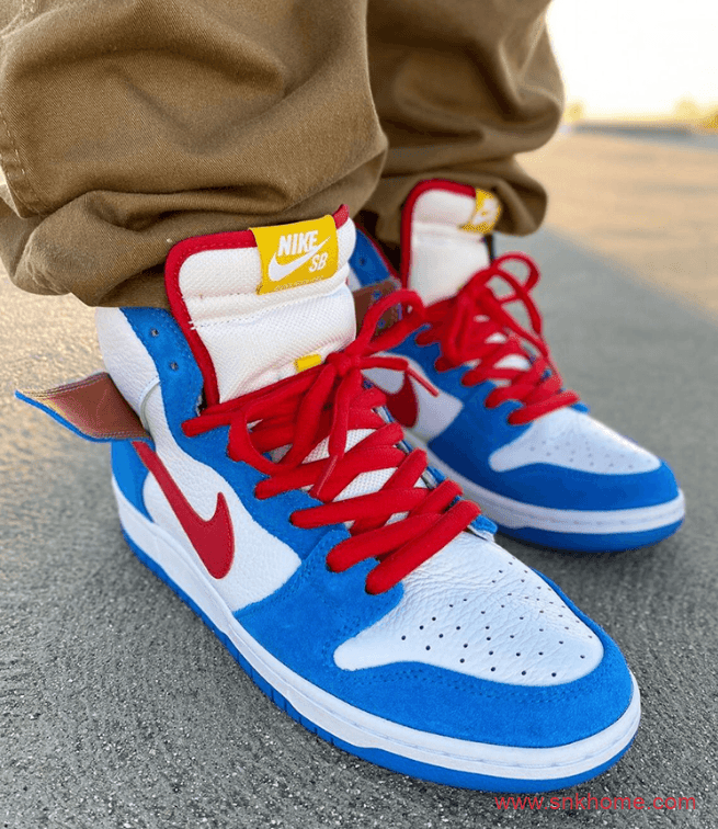 耐克Dunk机器猫联名 Nike SB Dunk High “Doraemon” 耐克Dunk白红高帮机器猫已经发售 货号：CI2692-400