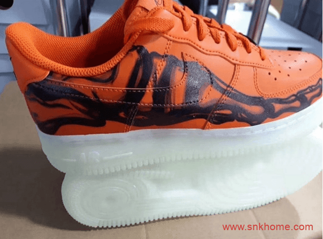 耐克空军一号万圣节限定 Nike Air Force 1 “Skeleton Orange” 空军夜光底耐克万圣节 货号：CU8067-800