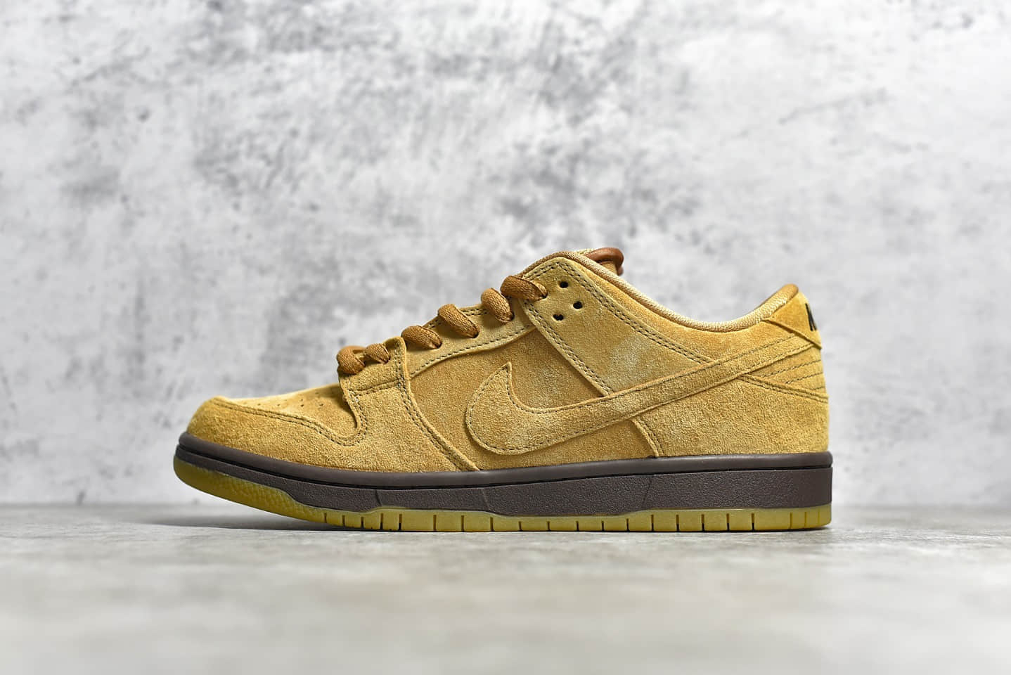 耐克SB Dunk小麦低帮板鞋 NIKE SB Dunk Low 纯原版本耐克小麦色板鞋深棕色搭配生胶大底 货号：BQ6817-204