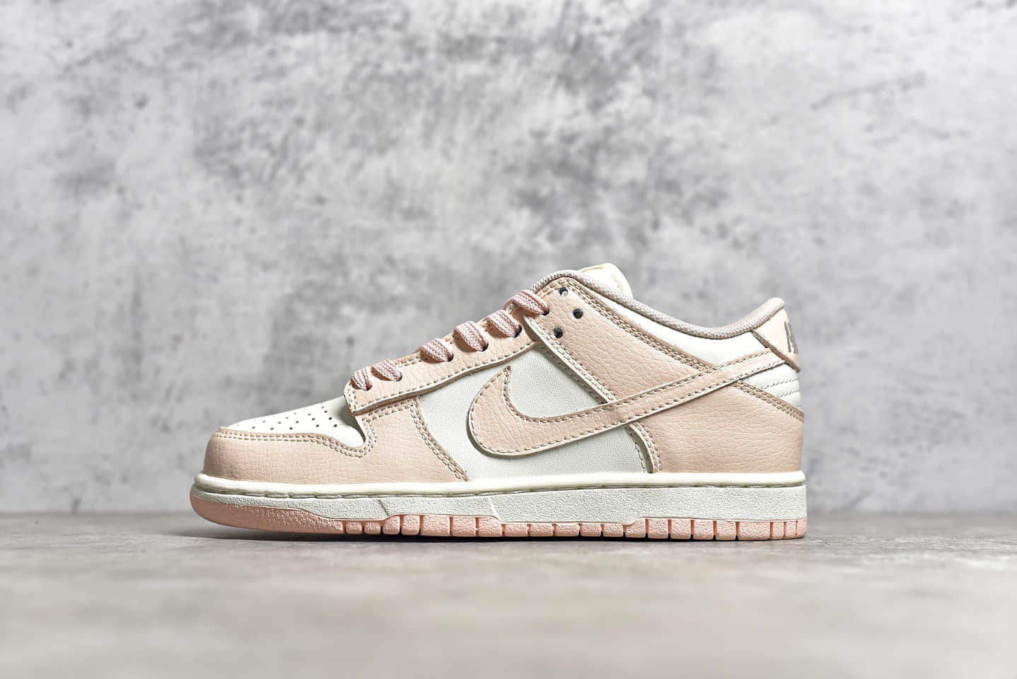 耐克Dunk白粉色低帮纯原版本 NIKE Wmns Dunk Low 耐克Dunk奶油粉低帮女子板鞋 货号：311369-104