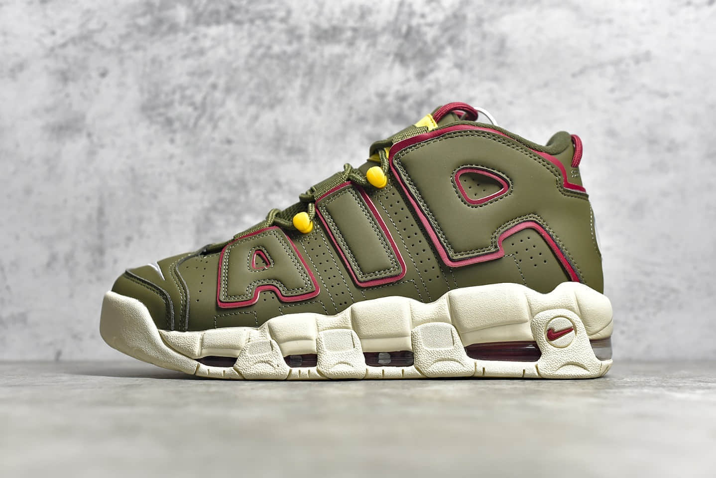 耐克大AIR皮蓬橄榄绿实战球鞋 NIKE WMNS Air More Uptempo GS Barely Green 皮蓬初代系列经典球鞋 货号：DH0622-300