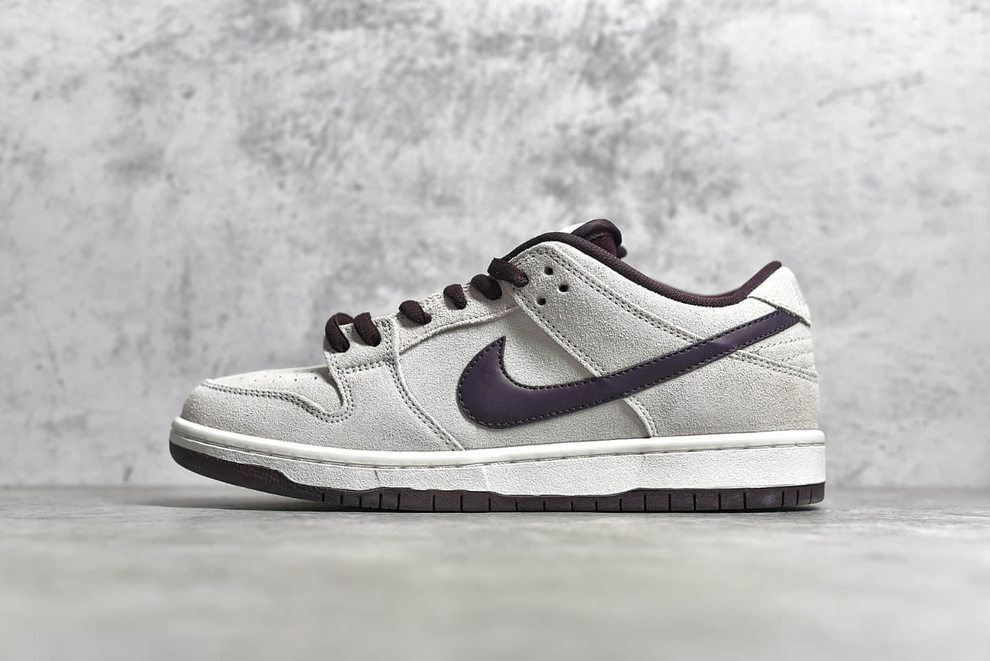 耐克Dunk SB灰色麂皮鞋面棕色钩 NIKE SB Dunk Low “Desert Sand” 耐克灰色麂皮低帮 货号：BQ6817-004