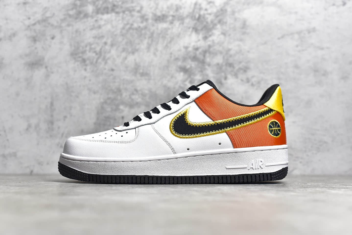 耐克空军黑白刺绣白橙色低帮 NIKE Air Force 1'07 Low 空军一号黑白刺绣低帮休闲板鞋 货号：CU8070-100