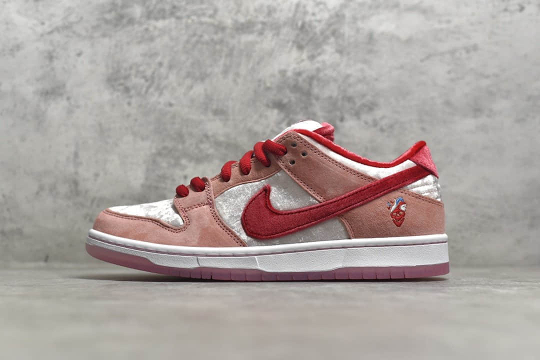 耐克Dunk SB情人节限定粉色低帮 StrangeLove x NIKE SB Dunk Low 耐克情人节 货号：CT2552-800