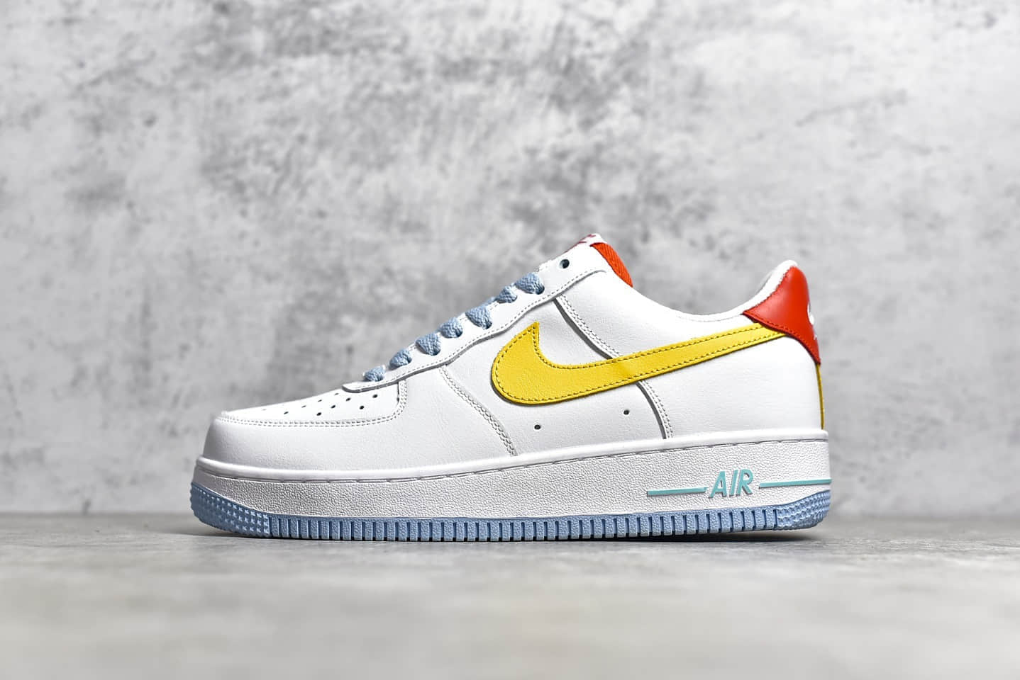 耐克空军一号唐老鸭 NIKE Air Force 1 Low耐克空军一号白黄红低帮板鞋 货号：DC2196-100