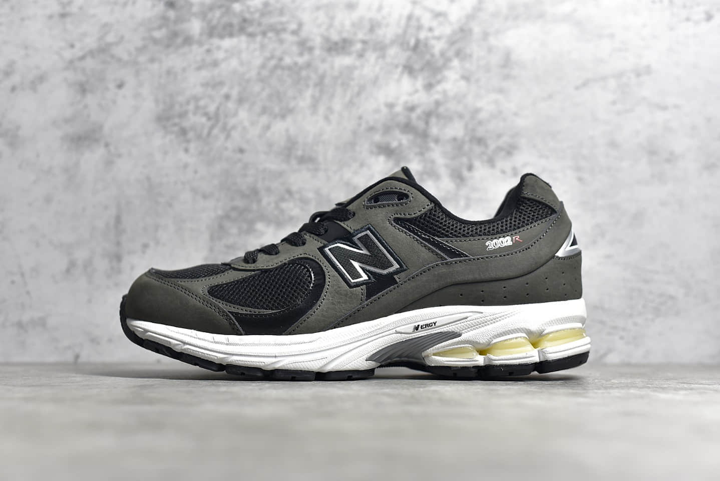 新百伦UN2.0灰黑色公司级 New Balance WL2002 复古休闲跑步鞋 货号：ML2002RB