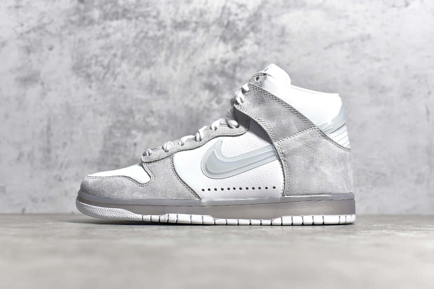 耐克DUNK SB Slam Jam联名 Slam Jam x NIIKE SB Dunk Hi "Light Gray" 耐克Dunk白灰高帮板鞋 货号：DA1639-100