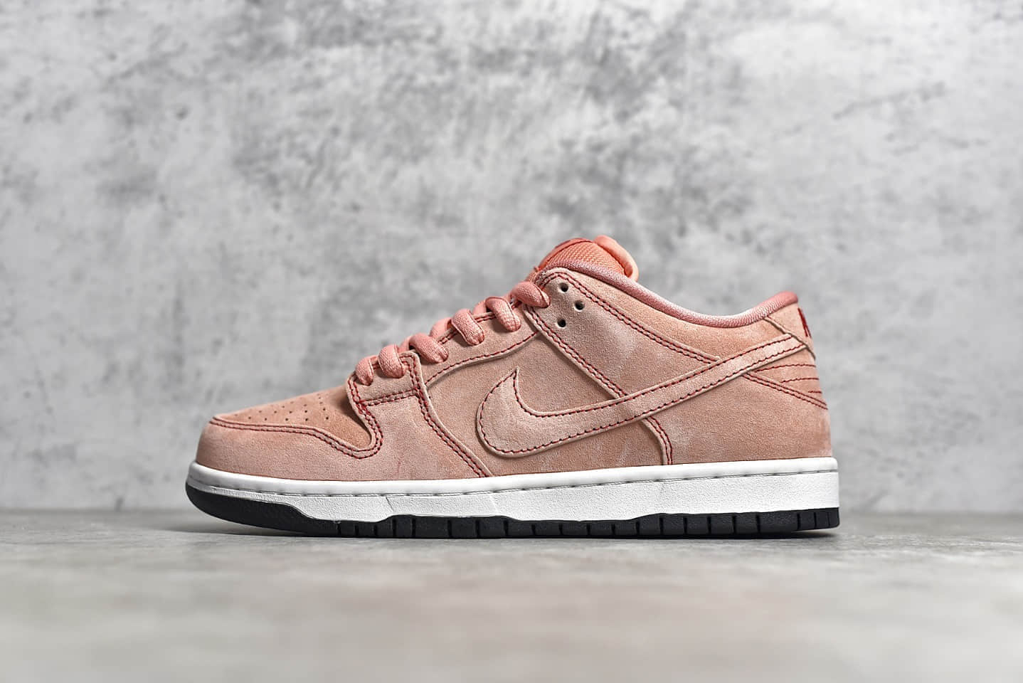 耐克Dunk SB粉红麂皮低帮 NIKE SB Dunk Low Pink Pig 耐克Dunk SB粉红猪保时捷917/20 货号：CV1655-600