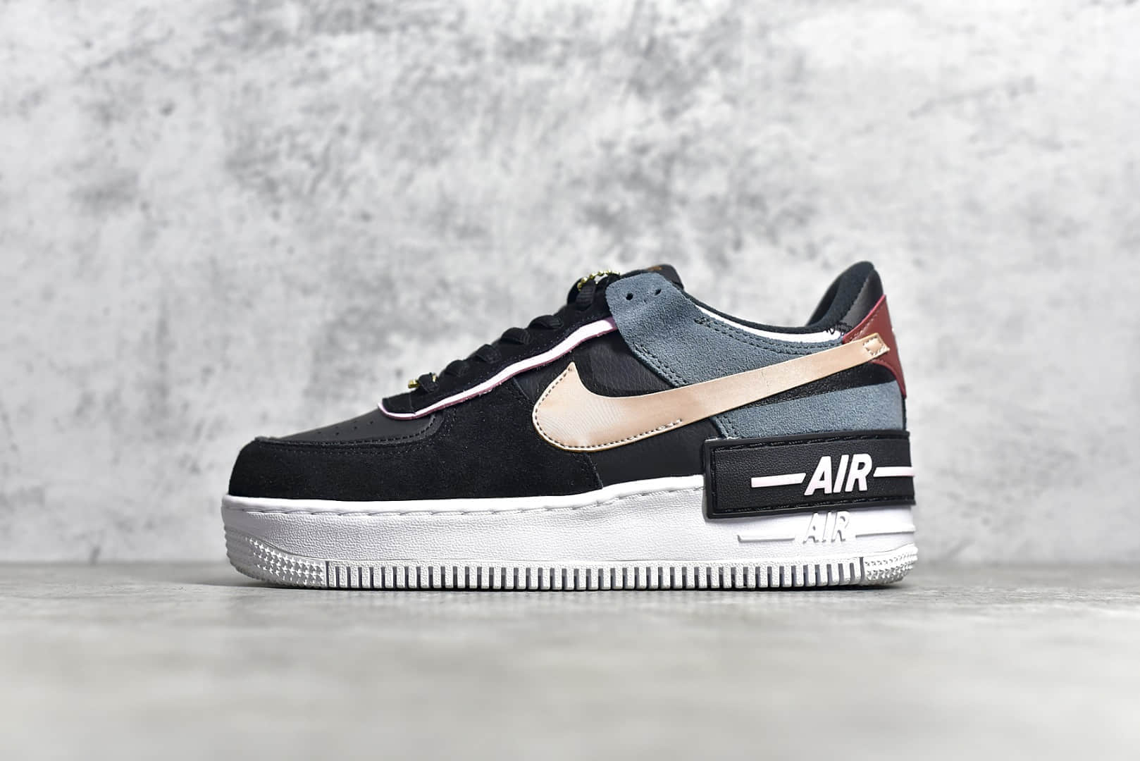 耐克空军马卡龙黑灰白低帮 NIKE WMNS Air Force 1 Shadow 耐克拼接马卡龙解构板鞋 货号 ：DC5270-016