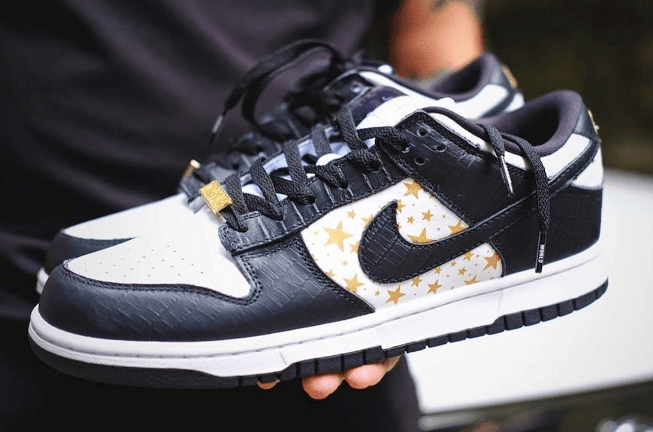 耐克Dunk SB SUP联名款板鞋 Supreme x Nike SB Dunk Low “Black Stars” 耐克Dunk鳄鱼皮低帮 货号：DH3228-102