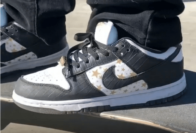 耐克Dunk SB SUP联名款板鞋 Supreme x Nike SB Dunk Low “Black Stars” 耐克Dunk鳄鱼皮低帮 货号：DH3228-102