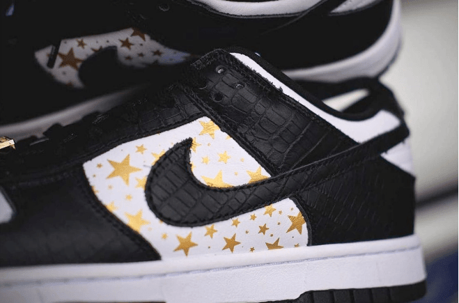 耐克Dunk SB SUP联名款板鞋 Supreme x Nike SB Dunk Low “Black Stars” 耐克Dunk鳄鱼皮低帮 货号：DH3228-102