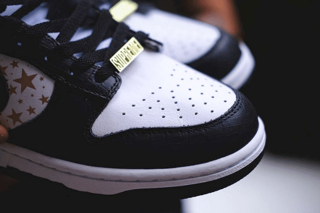 耐克Dunk SB SUP联名款板鞋 Supreme x Nike SB Dunk Low “Black Stars” 耐克Dunk鳄鱼皮低帮 货号：DH3228-102