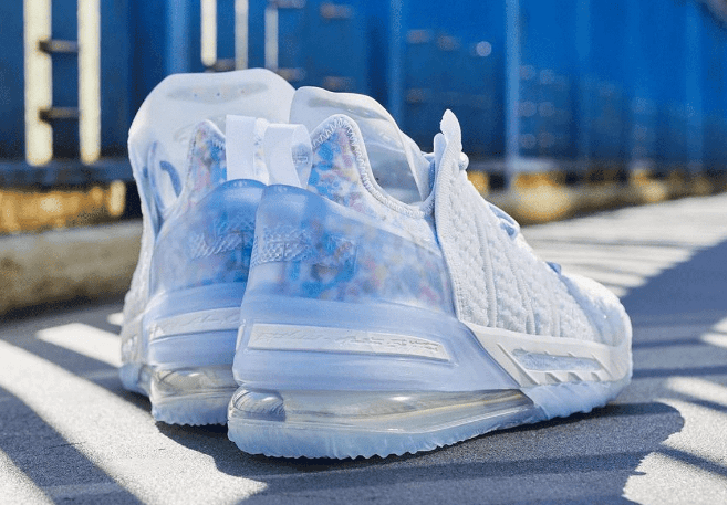 耐克詹姆斯18冰淇淋配色实物图 Nike LeBron 18 “Blue Tint” 耐克白蓝色实战球鞋 货号：CW3156-400