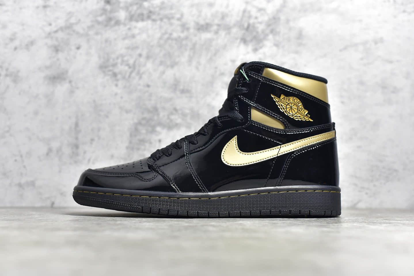 AJ1黑金高帮鞋 Air Jordan 1 “ Black Metallic Gold ”黑金 公司正品级别原厂AJ供应 货号：555088-032