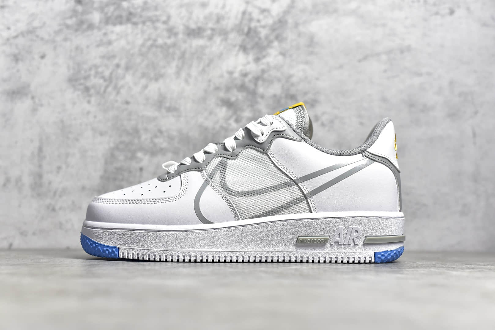 耐克空军白蓝大勾夜光 NIKE Air Force 1 React 大勾白蓝 原厂CJ版本耐克空军现货 货号：CT1020-100