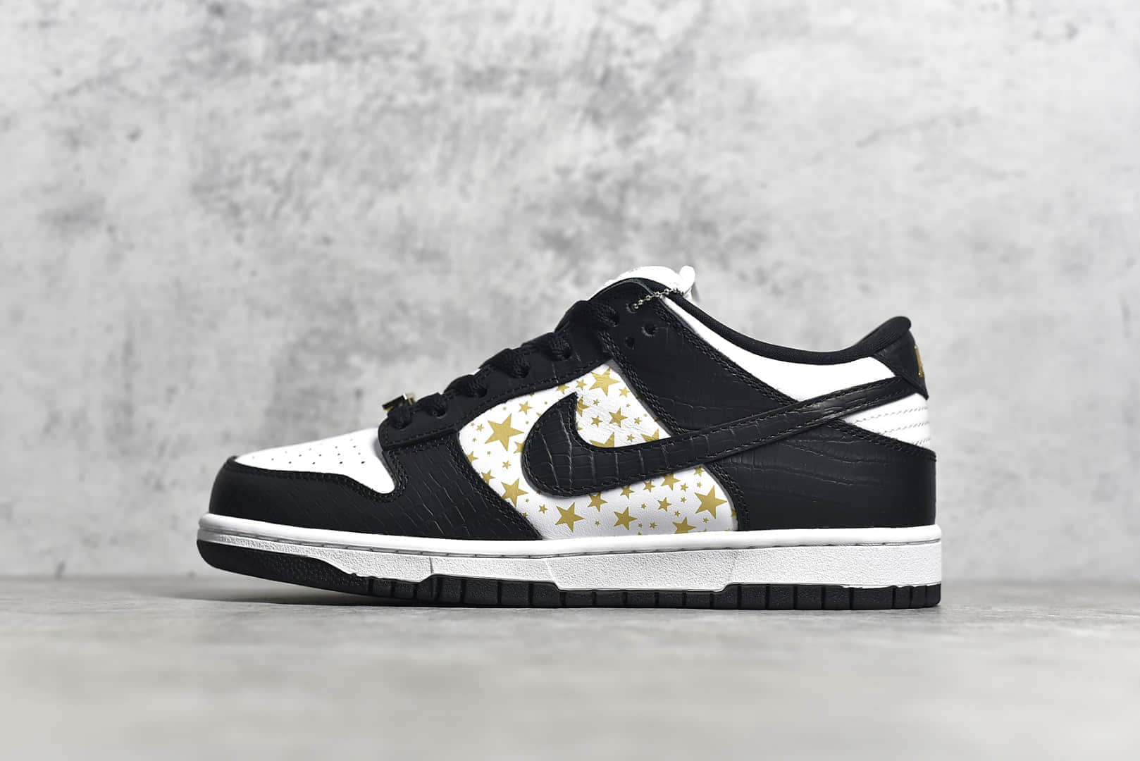 耐克Dunk SB SUP联名白金黑低帮 Supreme x Nike SB DunkLow "Black Stars"白金黑 耐克Dunk SB鳄鱼皮 货号：DH3228-102