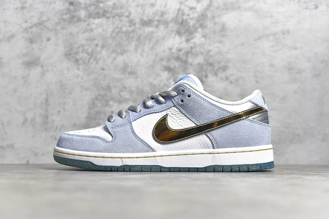 耐克Dunk SB冰雪节限定 耐克冰雪奇缘联名 Sean Cliver x Nike SB Dunk Low Pro QS 耐克限量板鞋 货号：DC9936-100