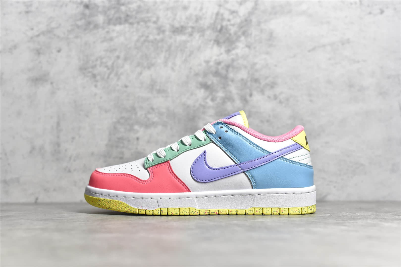 耐克Dunk SB粉绿蓝拼接鸳鸯低帮板鞋 Nike Dunk SB Low 耐克Dunk SB彩色拼接 货号：DD1872-100