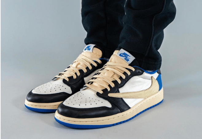 AJ1闪电反钩上脚图 Travis Scott x Fragment x Air Jordan 1 Low OG 全新AJ1倒钩白黑蓝低帮 货号：DM7866-140