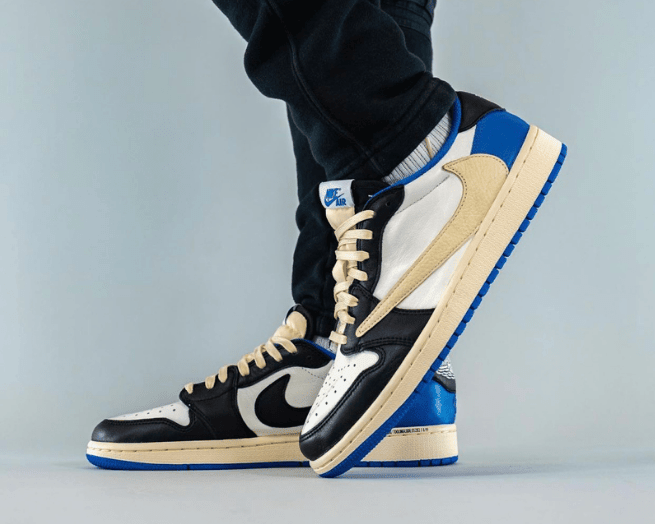 AJ1闪电反钩上脚图 Travis Scott x Fragment x Air Jordan 1 Low OG 全新AJ1倒钩白黑蓝低帮 货号：DM7866-140