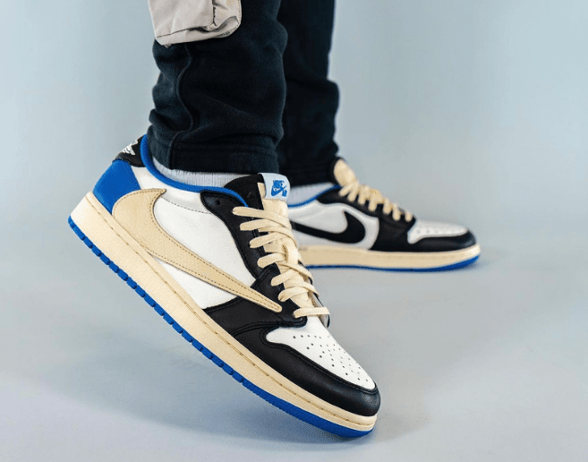 AJ1闪电反钩上脚图 Travis Scott x Fragment x Air Jordan 1 Low OG 全新AJ1倒钩白黑蓝低帮 货号：DM7866-140