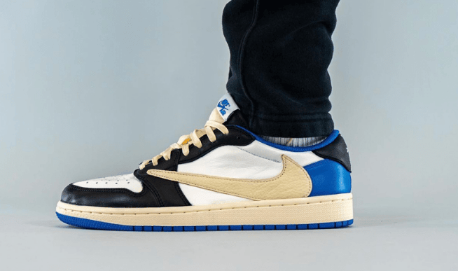 AJ1闪电反钩上脚图 Travis Scott x Fragment x Air Jordan 1 Low OG 全新AJ1倒钩白黑蓝低帮 货号：DM7866-140