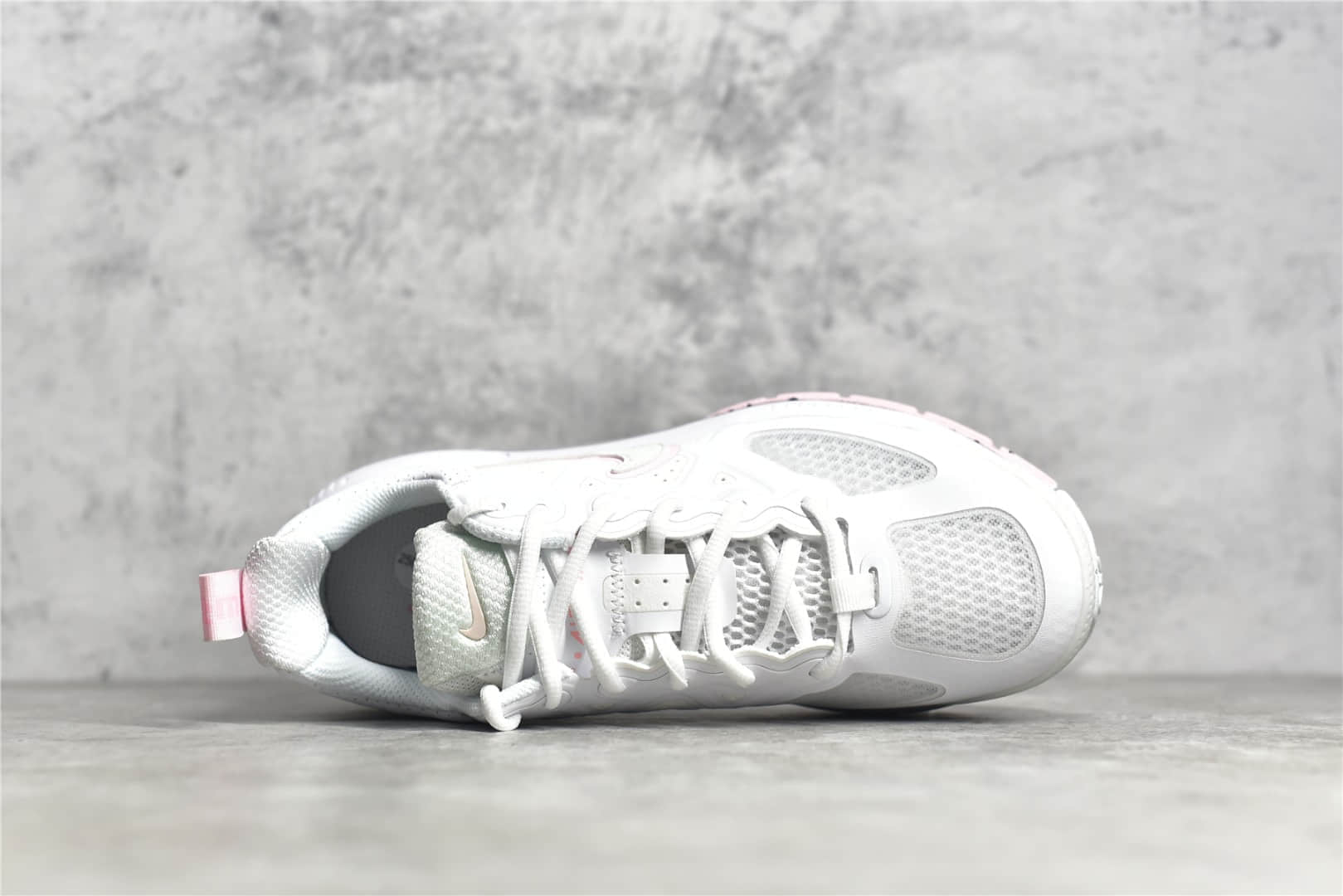 耐克MAX白粉色跑鞋 Nike Air Max Genome 耐克MAX白粉色跑鞋 莆田耐克跑鞋货源 货号：CW1648-004-潮流者之家