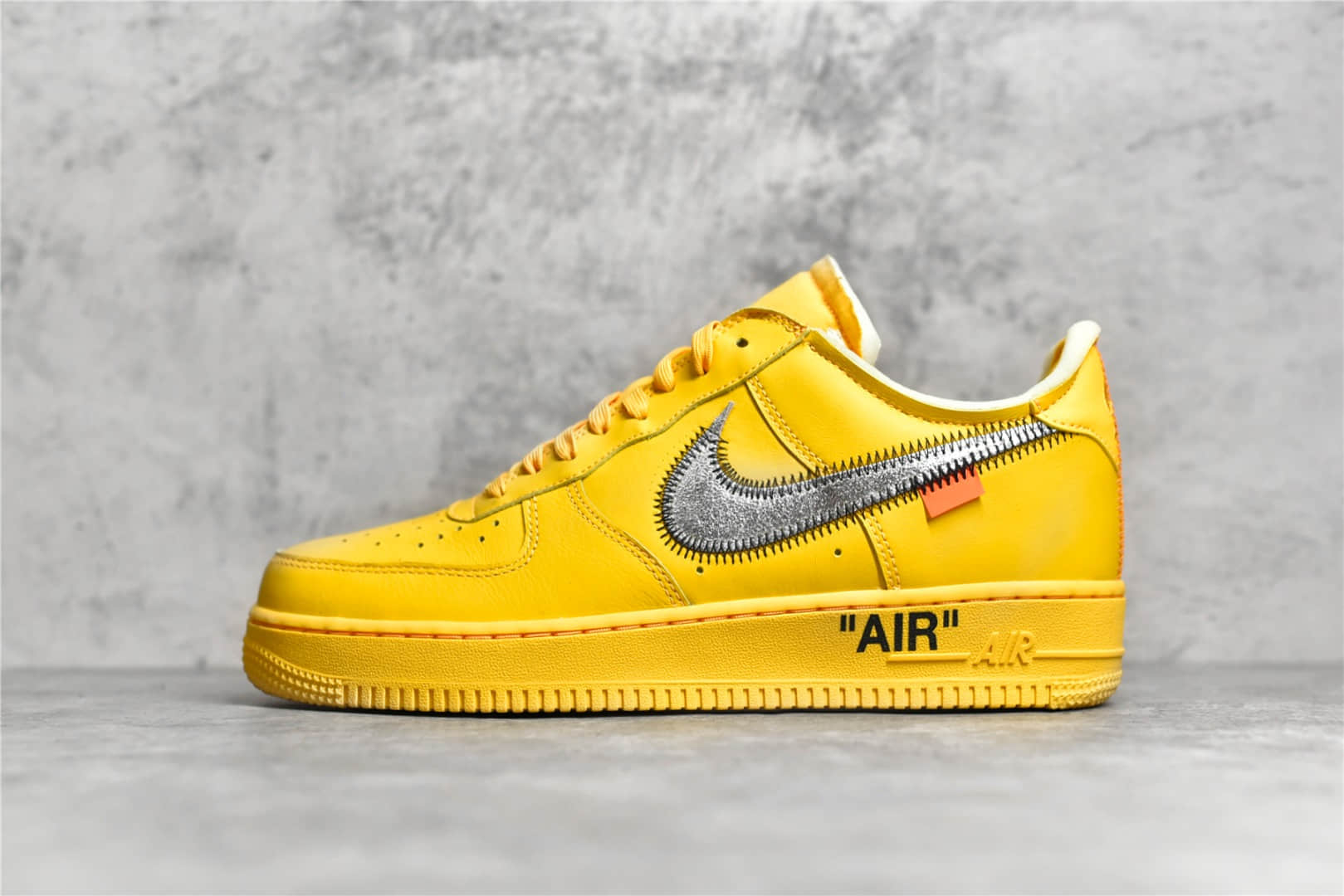 耐克空军OW联名金银配色 OFF-WHITE X Air Force 1“UNIversity Gold” 耐克空军金色低帮联名款 货号：DD1876-700