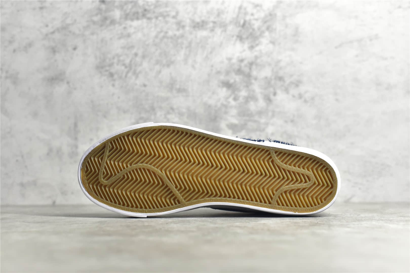 耐克开拓者拆线解构补丁低帮板鞋 Nike SB Zoom Blazer Mid 耐克SB ZOOM系列板鞋 货号：CI3833-100-潮流者之家