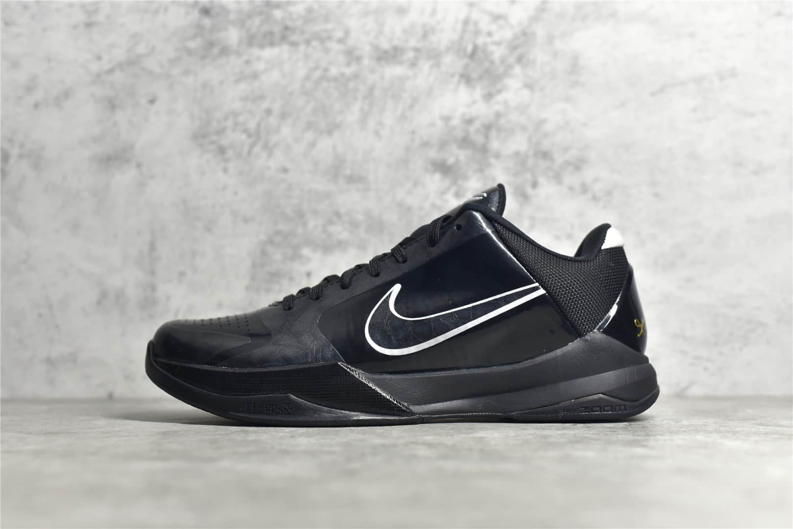 耐克科比5黑武士实战球鞋 NIKE KOBE 5 BLACK OUT 莆田耐克科比球鞋复刻 真碳缓震球鞋 货号：386429-003