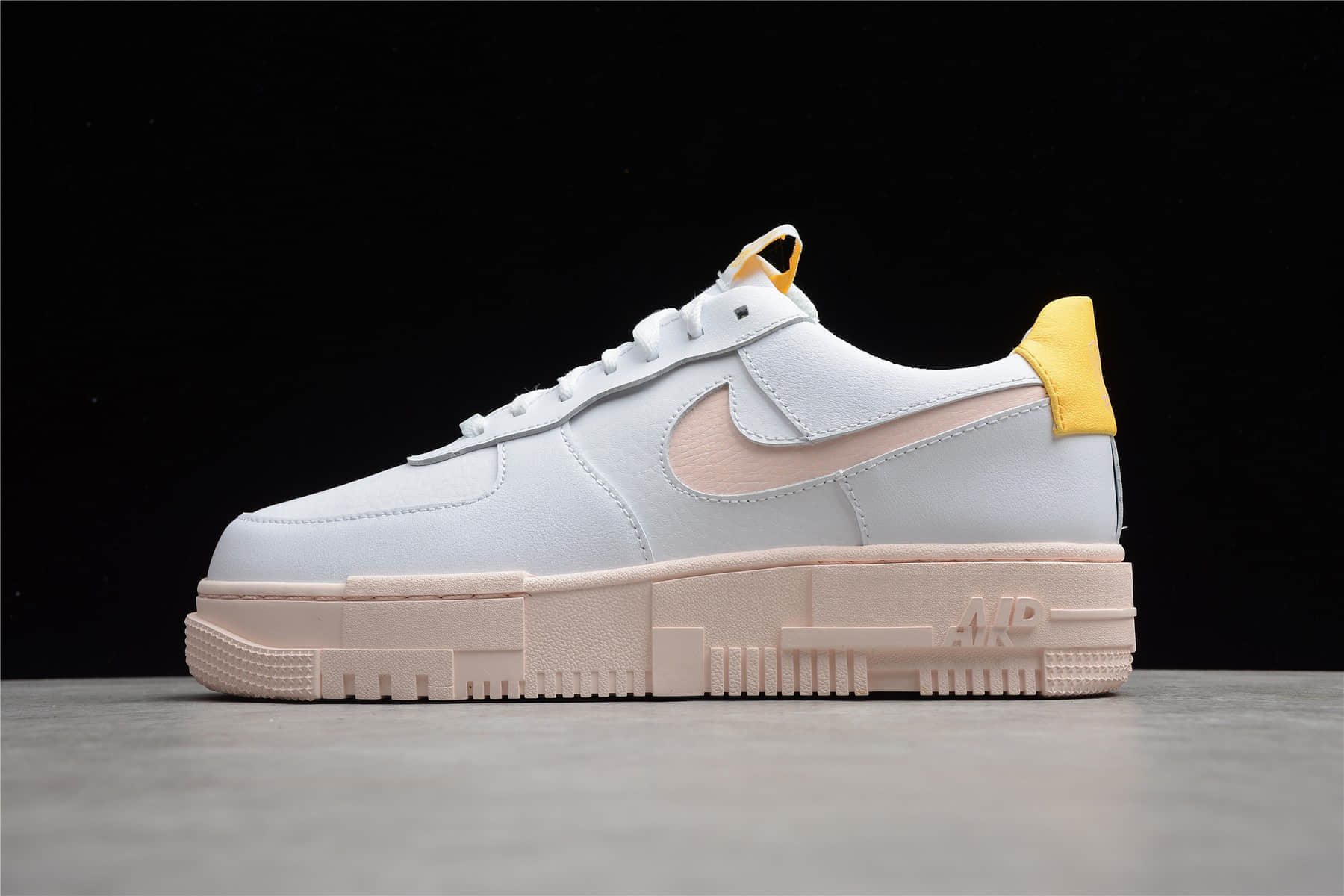 耐克空军像素白粉低帮板鞋 Nike Air Force 1 Pixel 耐克空军一号解构鞋 货号：DM3054-100