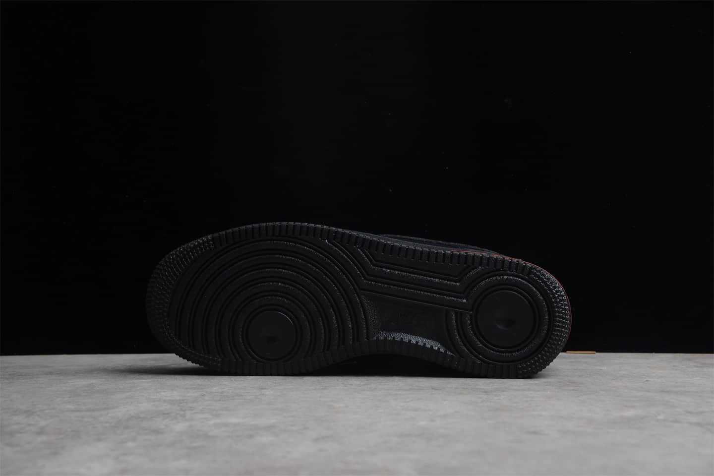 耐克空军黑红低帮纯原版本 Nike Air Force 1 '07 空军一号百搭低帮黑色板鞋 货号：DO6359-001-潮流者之家